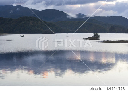 朝の秋元湖 84494598