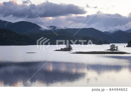 朝の秋元湖 84494602