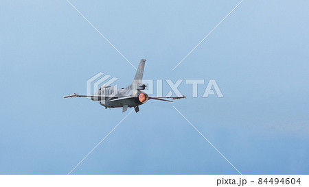 ポーランド空軍F-16Cブロック52アドバンスド「タイガーデモチーム」水平飛行 84494604