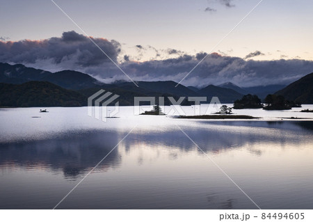 朝の秋元湖 朝の秋元湖 84494605
