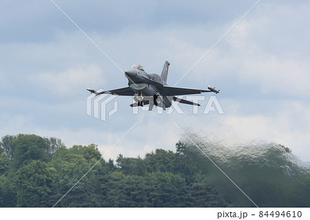 ポーランド空軍F-16Cブロック52アドバンスド「タイガーデモチーム」離陸 84494610