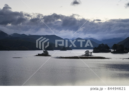 朝の秋元湖 84494621