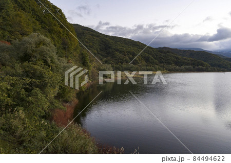 朝の秋元湖 84494622