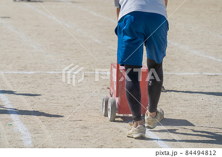運動会の準備 白線引き 運動会の準備 白線引き 84494812