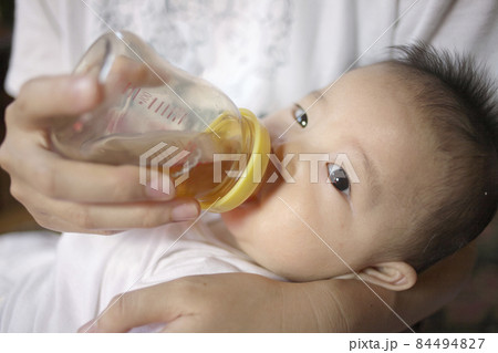お茶をゴクゴク飲む赤ちゃんの写真素材