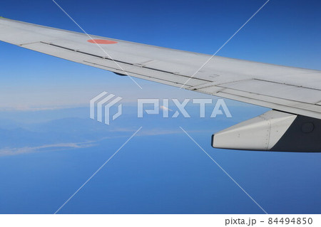 翼越しに見える富士山 84494850