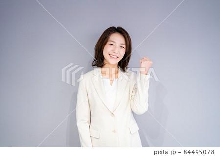 ビジネス　女性【背景なし】 84495078