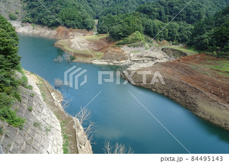 渇水で湖底から現れた景色【宮ヶ瀬湖】/神奈川県愛甲郡 渇水で湖底から現れた景色【宮ヶ瀬湖】/神奈川県愛甲郡 84495143