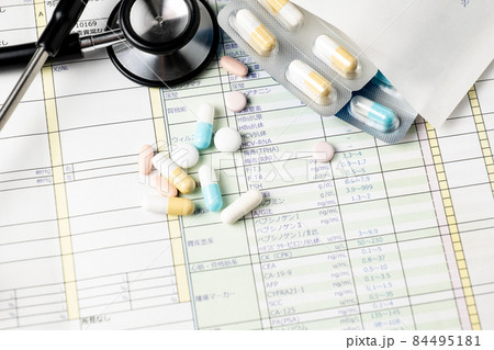 健康診断結果と聴診器と飲み薬 健康診断結果と聴診器と飲み薬 84495181
