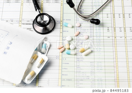 健康診断結果と聴診器と飲み薬 84495183