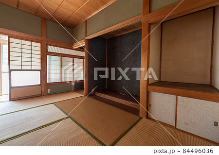 古い和室の床の間 84496036
