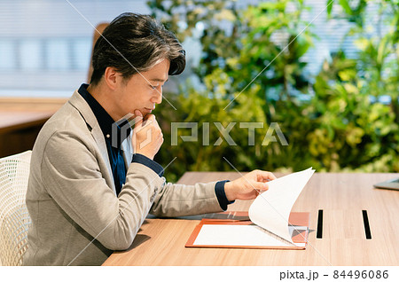 契約書の内容を確認するビジネスマン　撮影協力：WEEK芝大門（サンフロンティア不動産） 84496086