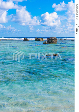 南の島の透き通った海と青空（鹿児島県　奄美群島　沖永良部島） 84496909