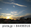 初冬の街並みと夕暮れ時 84496916