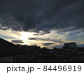 黒雲と大地の狭間　夕暮れ時 84496919