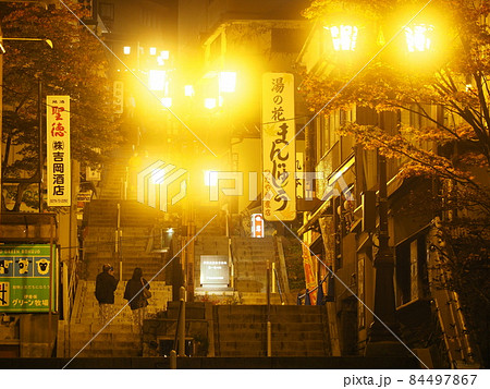 伊香保温泉　石段街の夜景を写真に収める浴衣姿のシニア夫婦 84497867