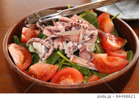 夕食のサラダ 84498621