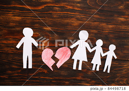 Paper chain cut family with broken heart on wooden background. Divorce and broken family concept 84498718
