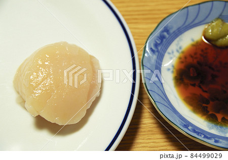 自宅で晩酌の肴として用意した帆立貝柱の刺身 84499029