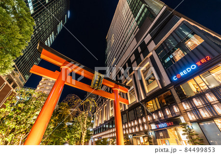 日本の東京都市景観　日本橋室町・ビルの谷間の福徳神社などを望む 84499853