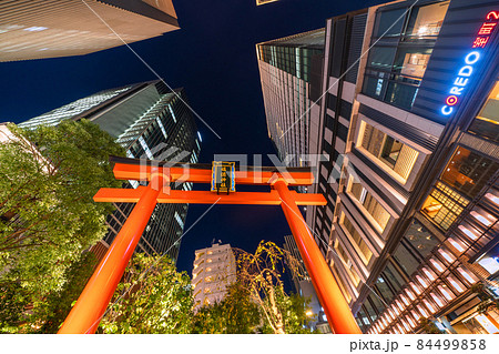 日本の東京都市景観　日本橋室町・ビルの谷間の福徳神社などを望む 84499858