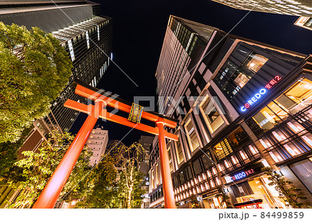 日本の東京都市景観　日本橋室町・ビルの谷間の福徳神社などを望む 84499859