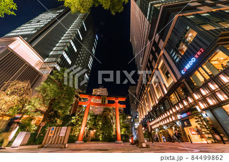日本の東京都市景観　日本橋室町・ビルの谷間の福徳神社などを望む 84499862
