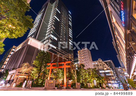 日本の東京都市景観　日本橋室町・ビルの谷間の福徳神社などを望む 84499889