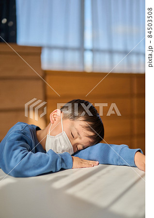 風邪をひいてぐったりする小学生の男の子 84503508