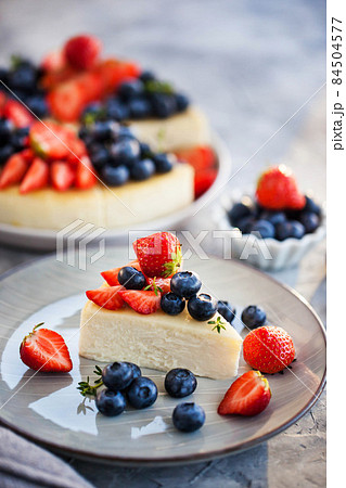 Vanilla New York cheesecake decorated with fresh blueberries and strawberries Vanilla New York cheesecake decorated with fresh blueberries and strawberries 84504577