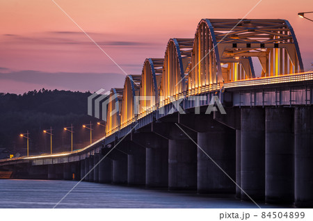 茨城県鹿嶋市　夕暮れの北浦大橋 84504899