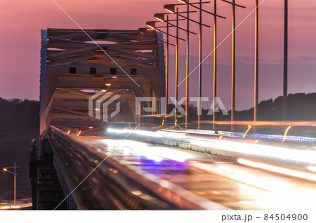 茨城県鹿嶋市　夕暮れの北浦大橋 84504900