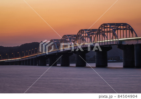 茨城県鹿嶋市　夕暮れの北浦大橋 84504904