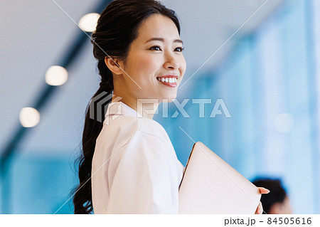 医療チーム 男女  医師　撮影協力：LINK FOREST 84505616