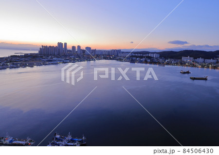 青草湖 人 日の出 84506430