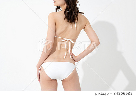 水着を着た女性の後ろ姿 84506935