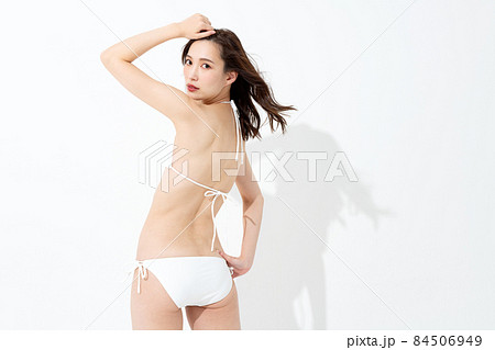 白いビキニを着た女性のポートレート 白いビキニを着た女性のポートレート 84506949