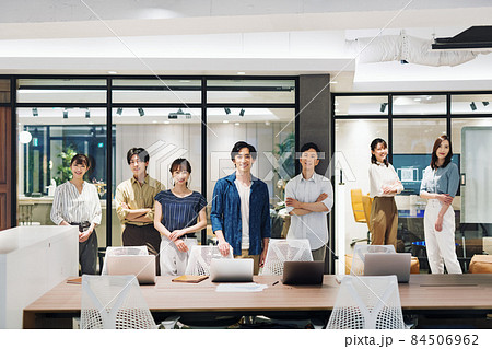 オシャレなオフィスで働くスタッフポートレート　撮影協力：WEEK芝大門(サンフロンティア不動産) 84506962