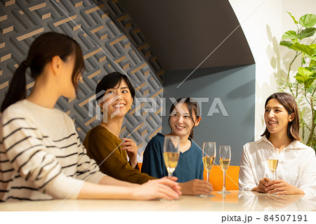 飲み会　女子会　 84507191