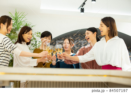 飲み会　女子会　 84507197