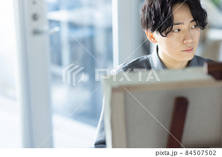 絵を描く若い学生 絵を描く若い学生 84507502