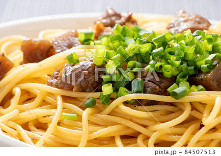 ぼっかけスパゲティ(牛スジ肉とこんにゃくの甘辛煮入りパスタ料理)のアップ。 84507513