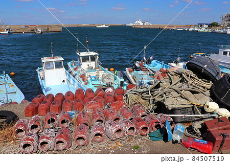 三河湾　日間賀島の漁港と蛸釣り用のツボ 84507519