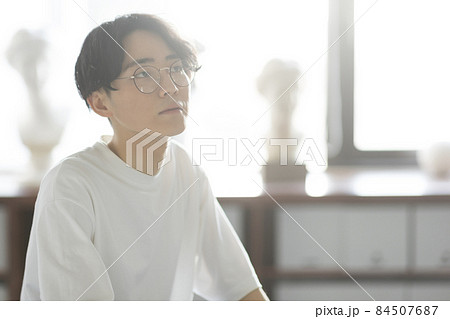 絵を描く若い学生 84507687