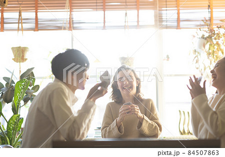 トランプを楽しむ若い男女 84507863