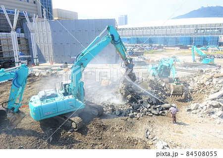 大型重機によるビル解体工事現場　取り壊し 84508055