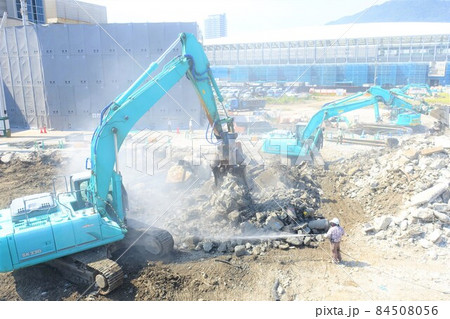 大型重機によるビル解体工事現場　取り壊し 84508056