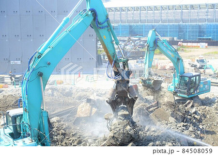 大型重機によるビル解体工事現場　取り壊し 84508059