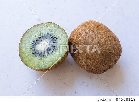 食べ頃のキウイフルーツ　ヘイワード 84508118