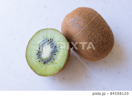 食べ頃のキウイフルーツ　ヘイワード 84508120